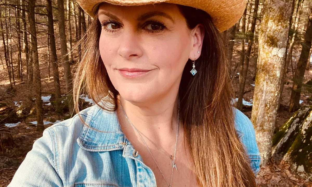 Space Lightning Catches Heather Smith Between Folk Warmth And Alt-Country Bite